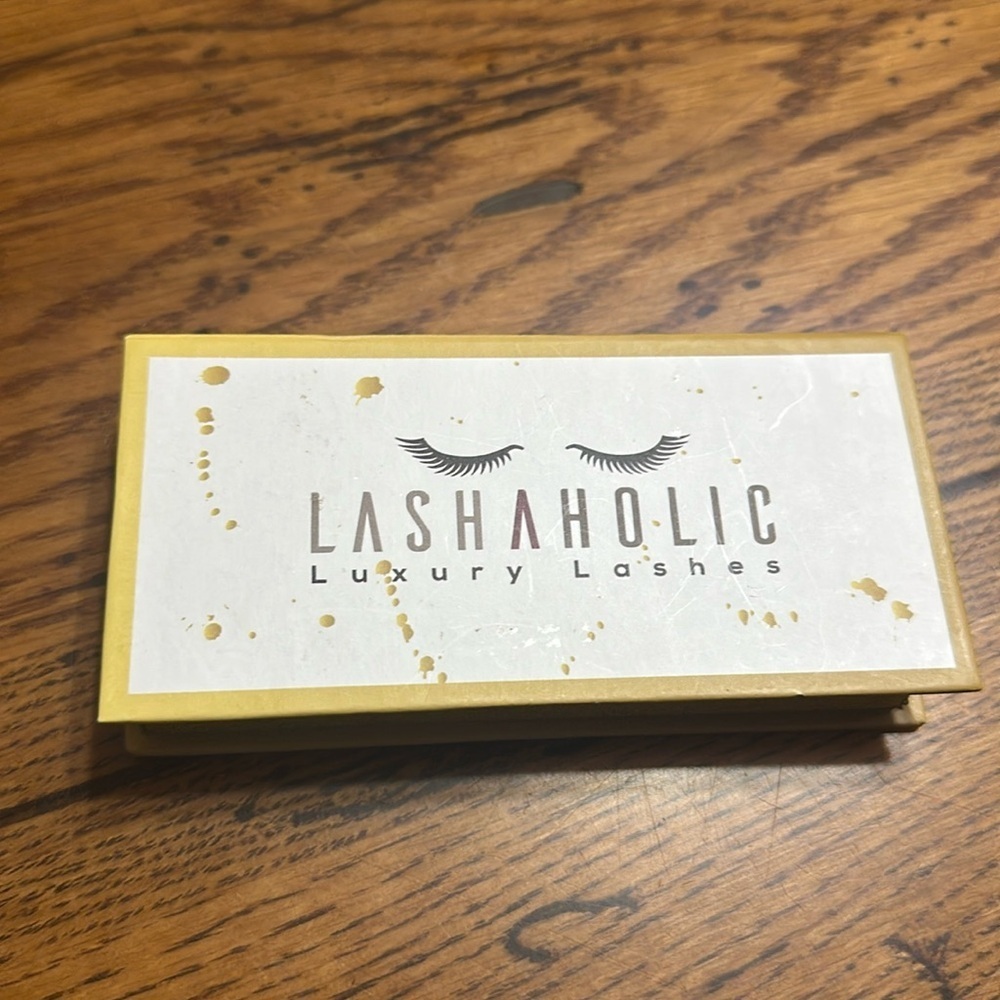 LASHAHOLIC luxury lashes NEW Natural